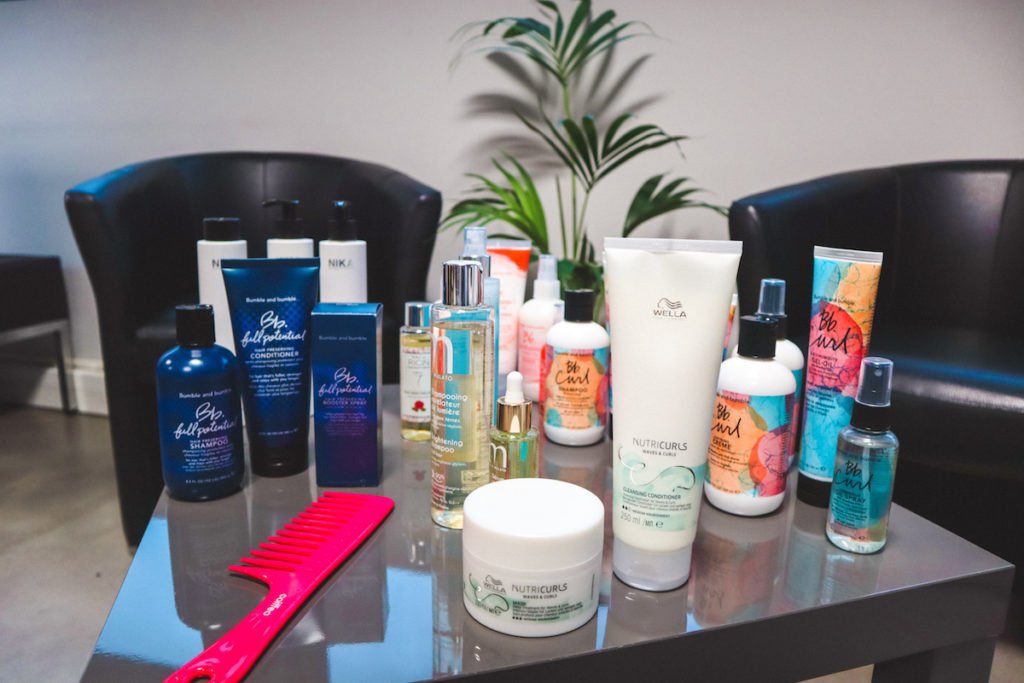 FAQ Coiffure: Entretien quotidien des cheveux longs et/ou bouclés (démêlage, shampoing..)